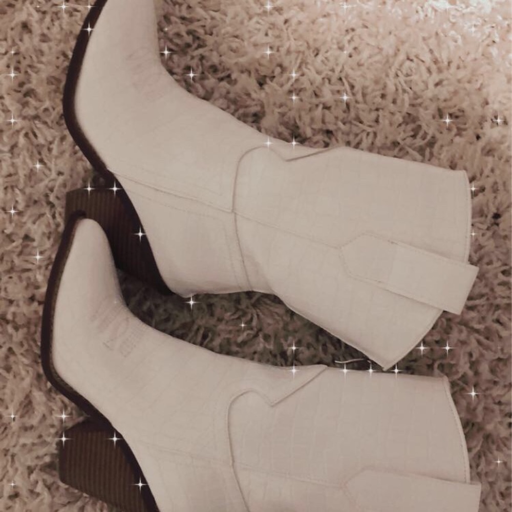 Super cute trendy western boots
